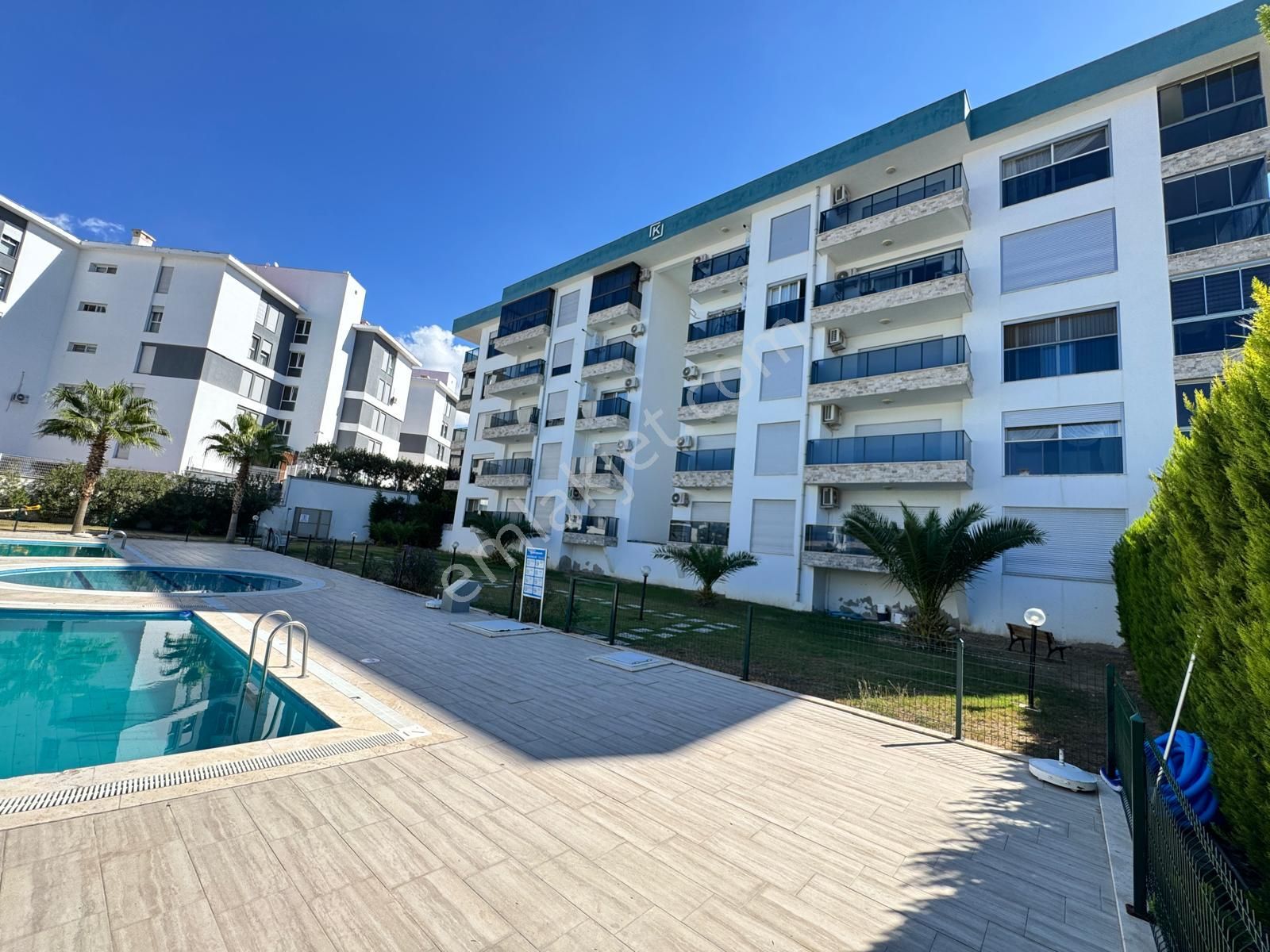 Kuşadası'nda 160m2 Çok Geniş Kapalı Mutfaklı Özel Satılık Daire - Görsel 2