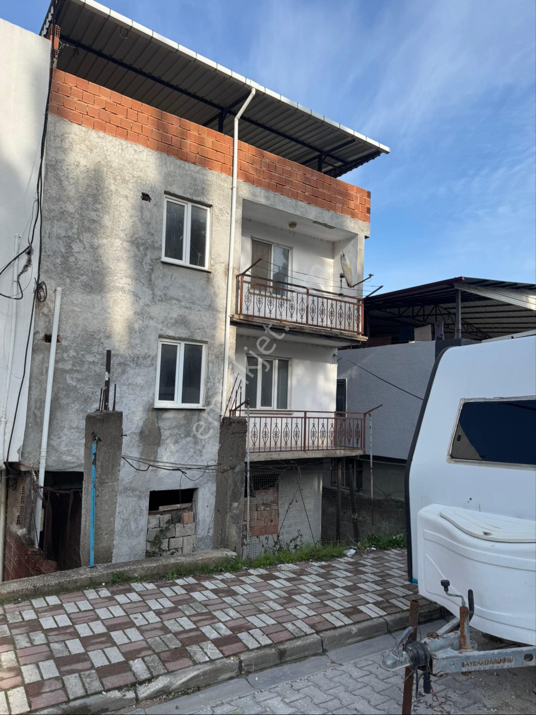 Komple Satılık 3 Katlı 235m2 Arsa İçinde Bina Bursa Nın Mustafakemalpaşa İlçesinde