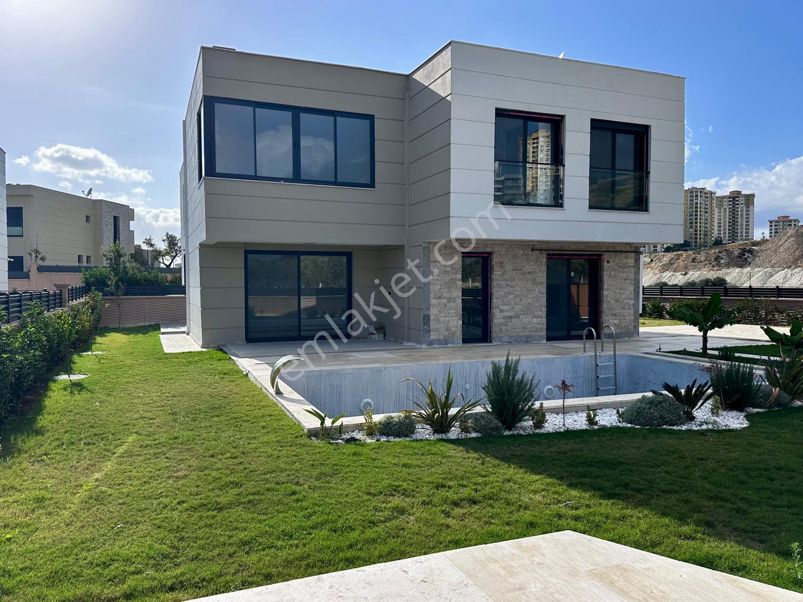 Kuşadası'nda Satılık Doğalgazlı Fırsat Villa - Görsel 3