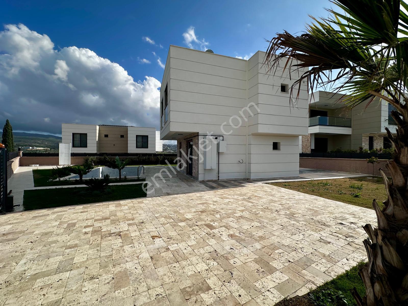 Kuşadası'nda Satılık Doğalgazlı Fırsat Villa - Görsel 33