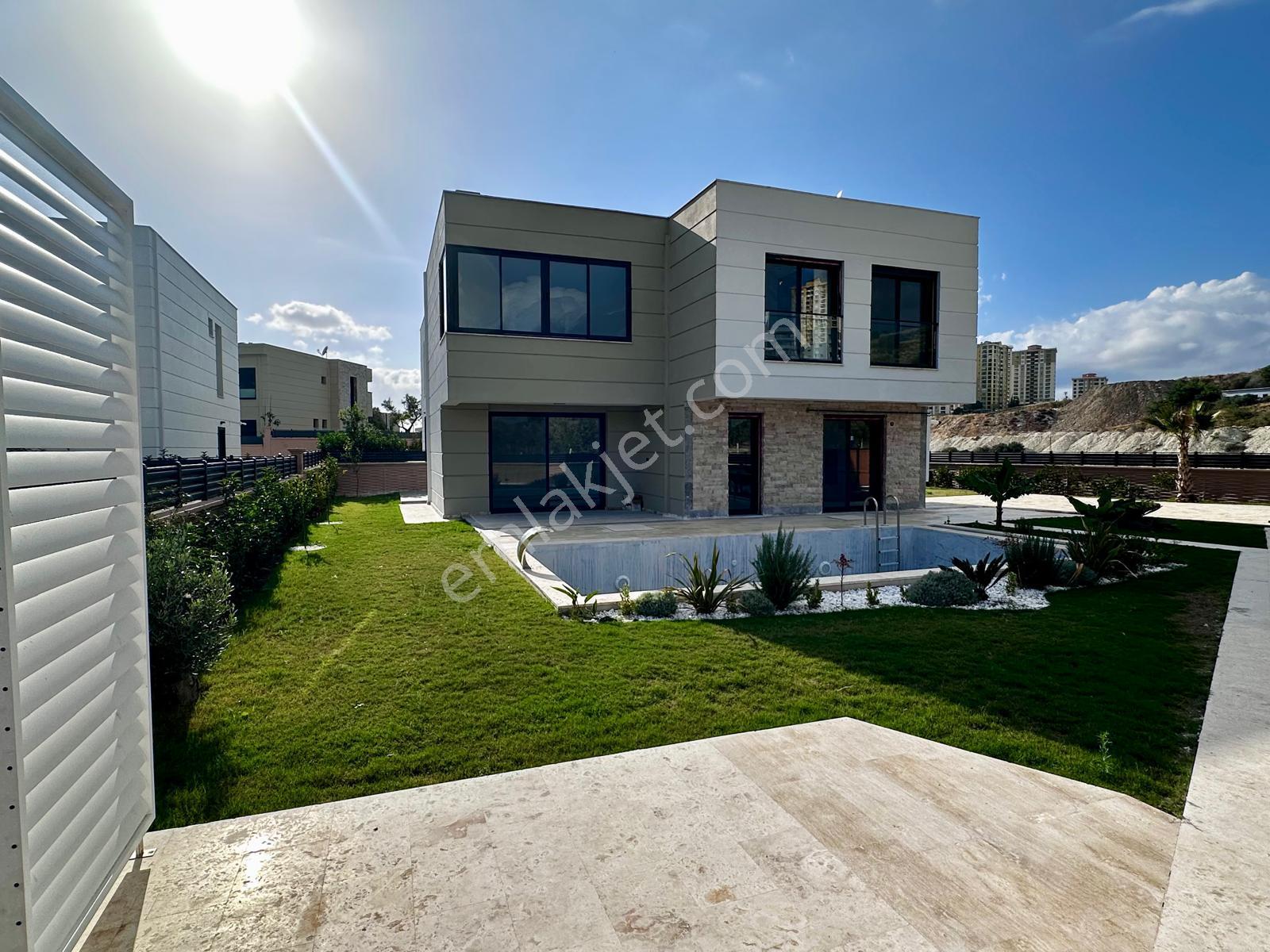Kuşadası'nda Satılık Doğalgazlı Fırsat Villa - Görsel 2