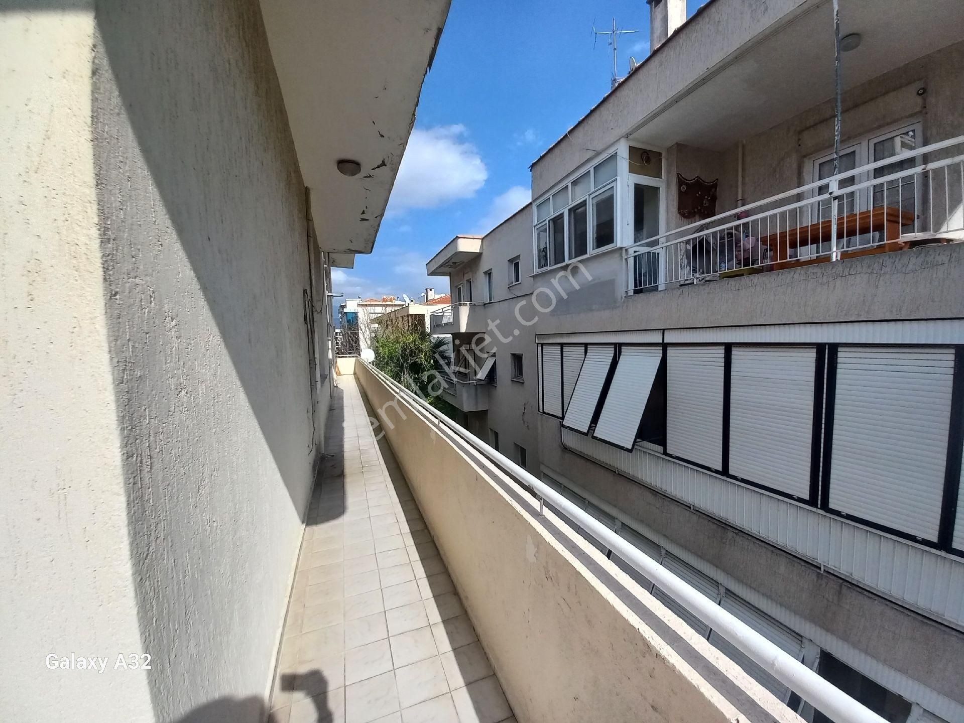 Bostanli Sahile 5 Dakika Yürüme Mesafede 300m2 Satilik 5+1 Dubleks - Görsel 14