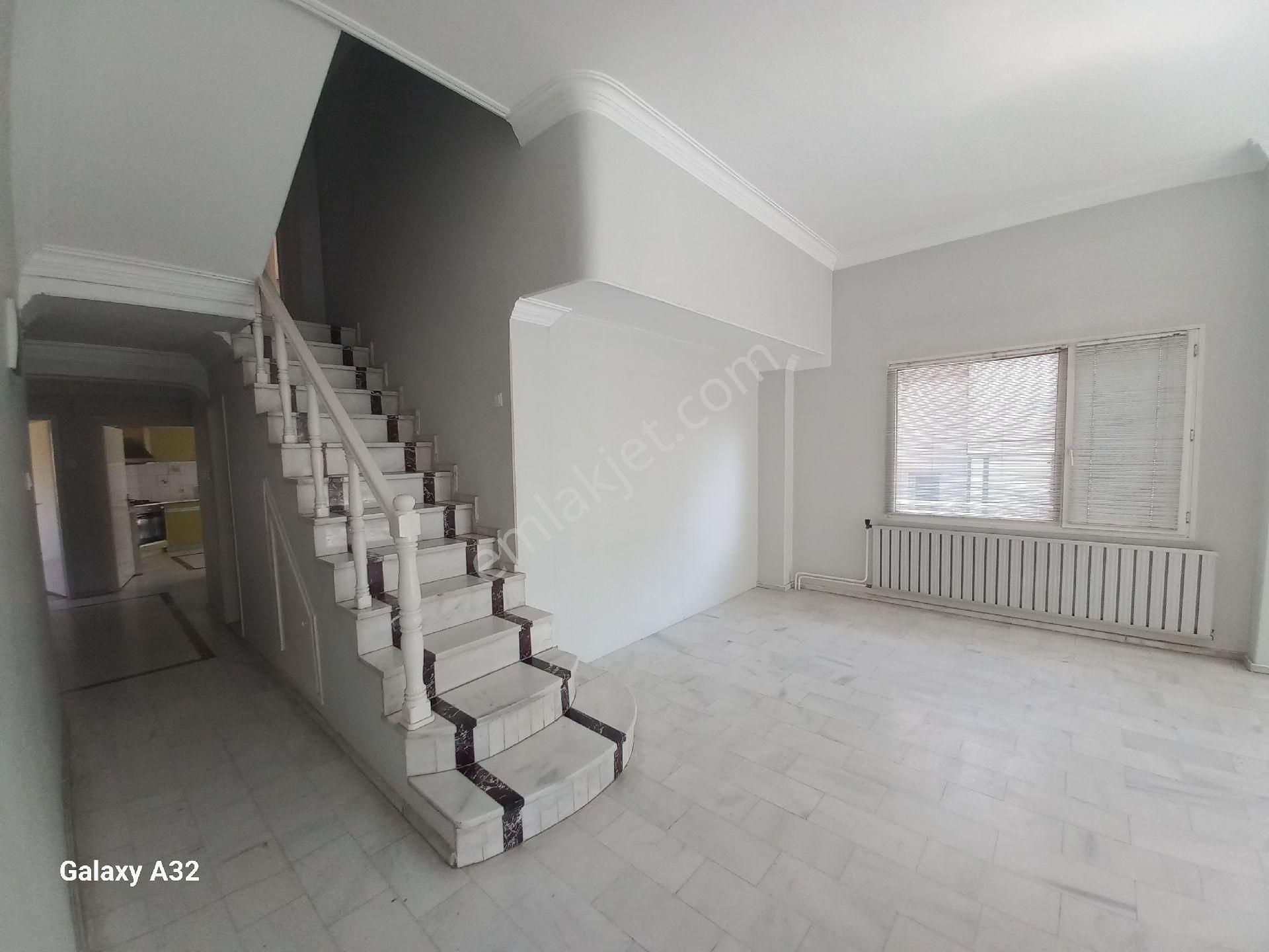 Bostanli Sahile 5 Dakika Yürüme Mesafede 300m2 Satilik 5+1 Dubleks - Görsel 3