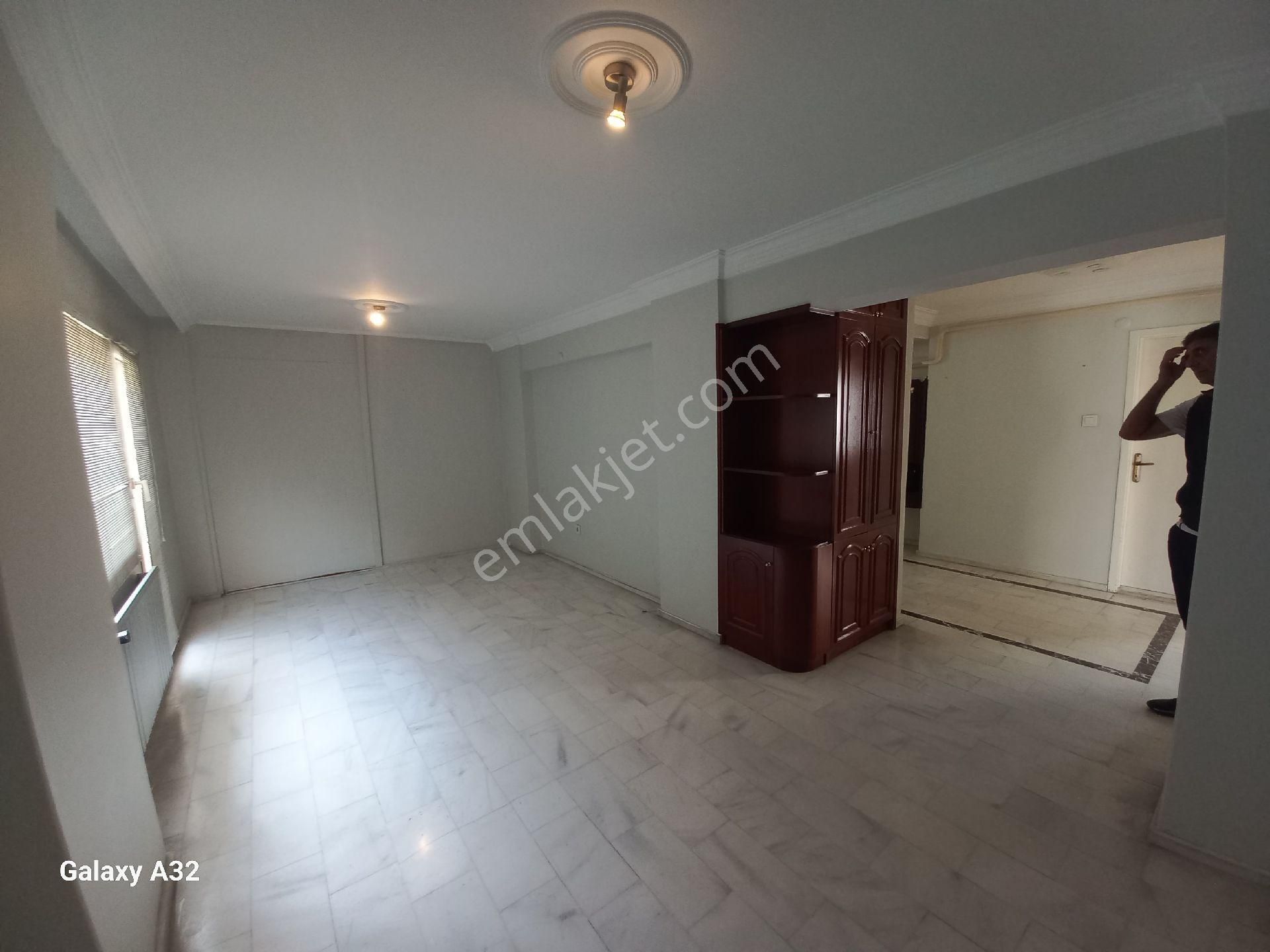 Bostanli Sahile 5 Dakika Yürüme Mesafede 300m2 Satilik 5+1 Dubleks - Görsel 24