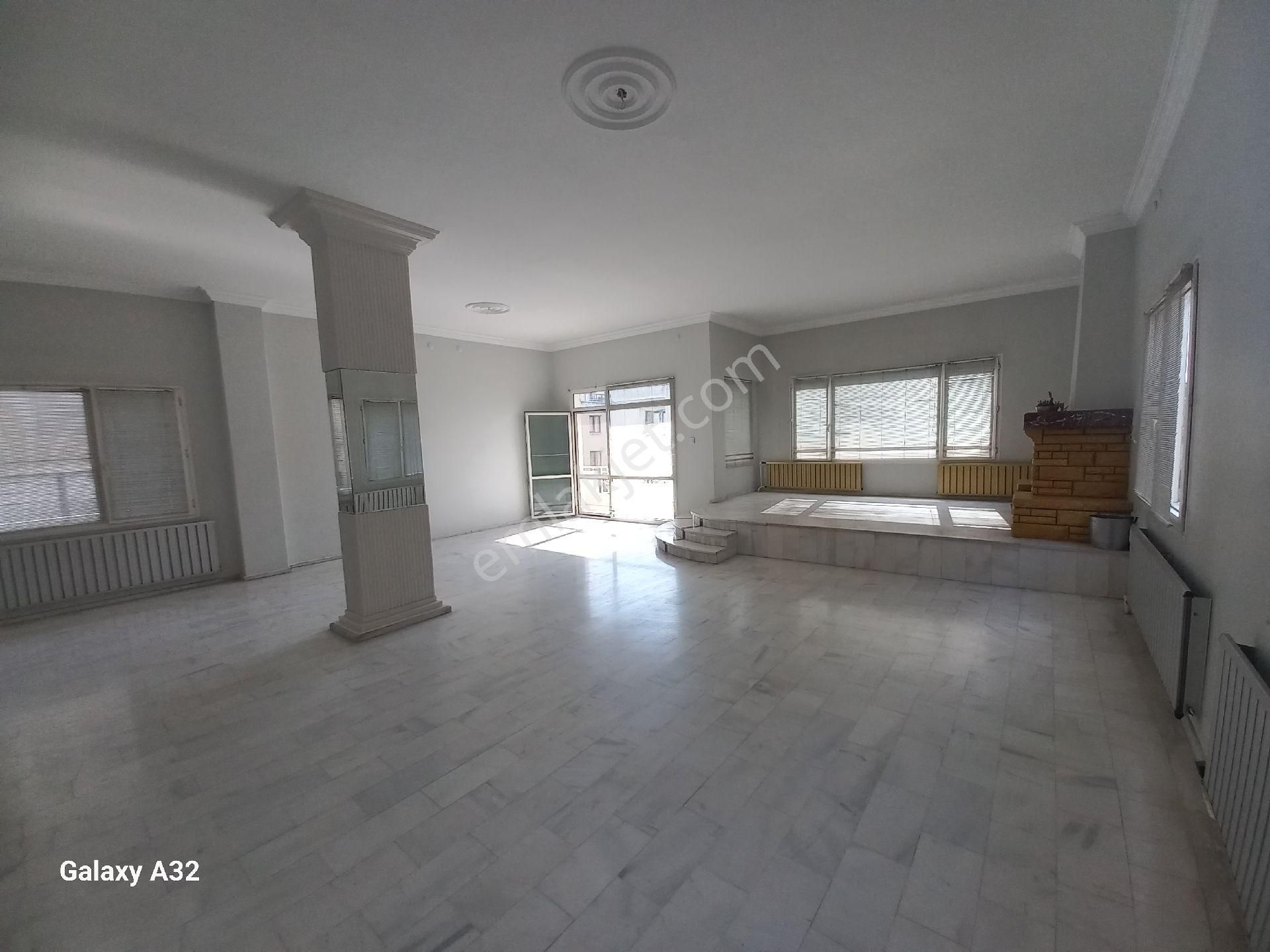 Bostanli Sahile 5 Dakika Yürüme Mesafede 300m2 Satilik 5+1 Dubleks - Görsel 2