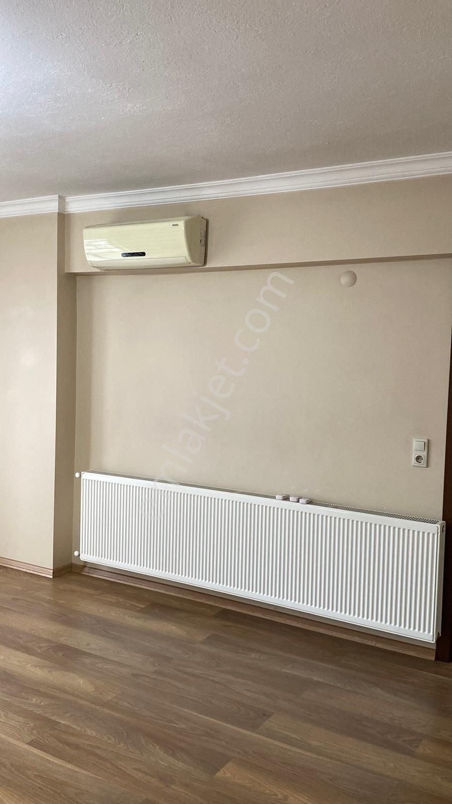 Cunmhuriyet Mahallesinde 3+1 Kilimalı Doğalgazlı Kiralık Daire - Görsel 12