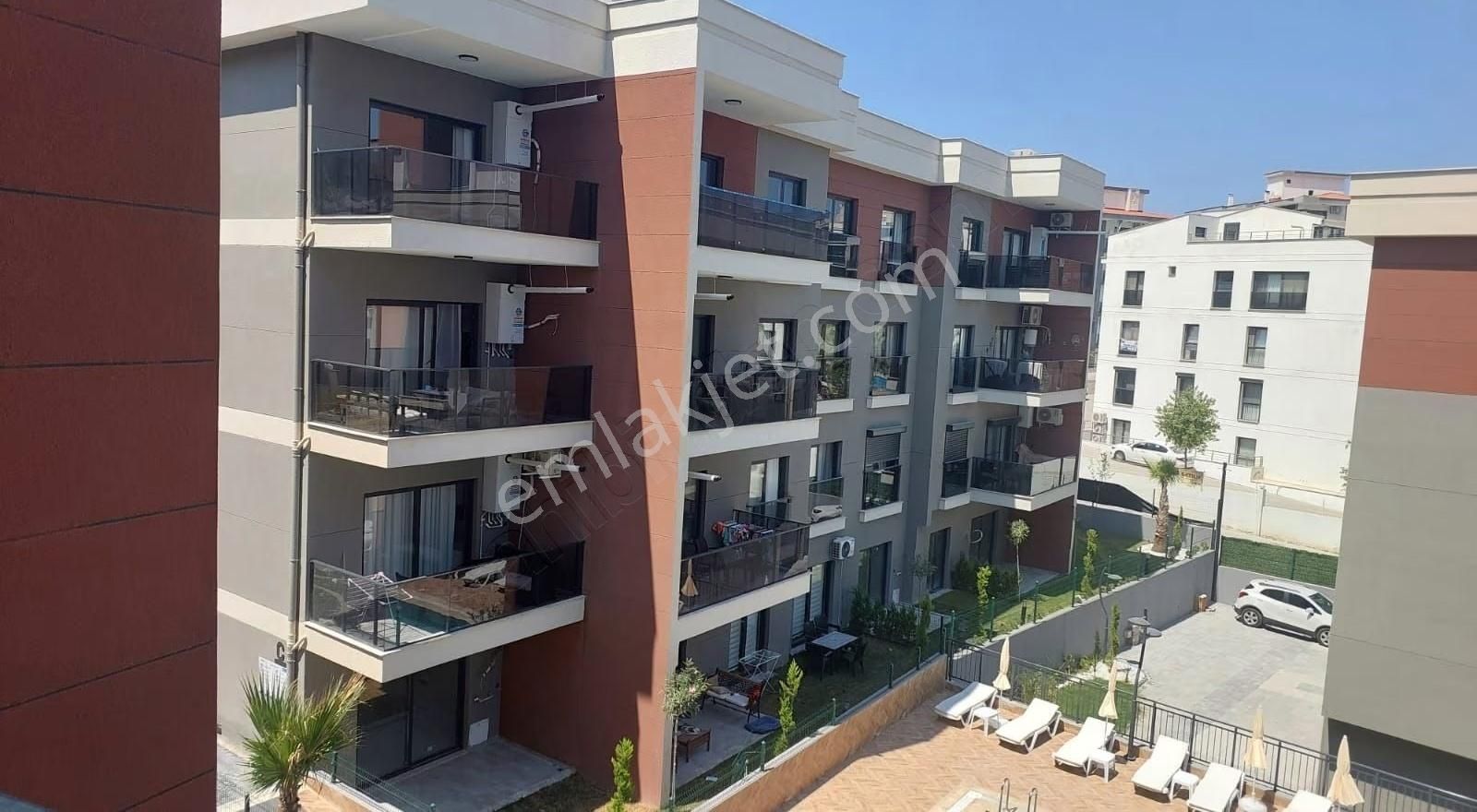 Kuşadası Değirmenderede Havuzlu Sitede Satılık 2+1 90 M2 Daire.