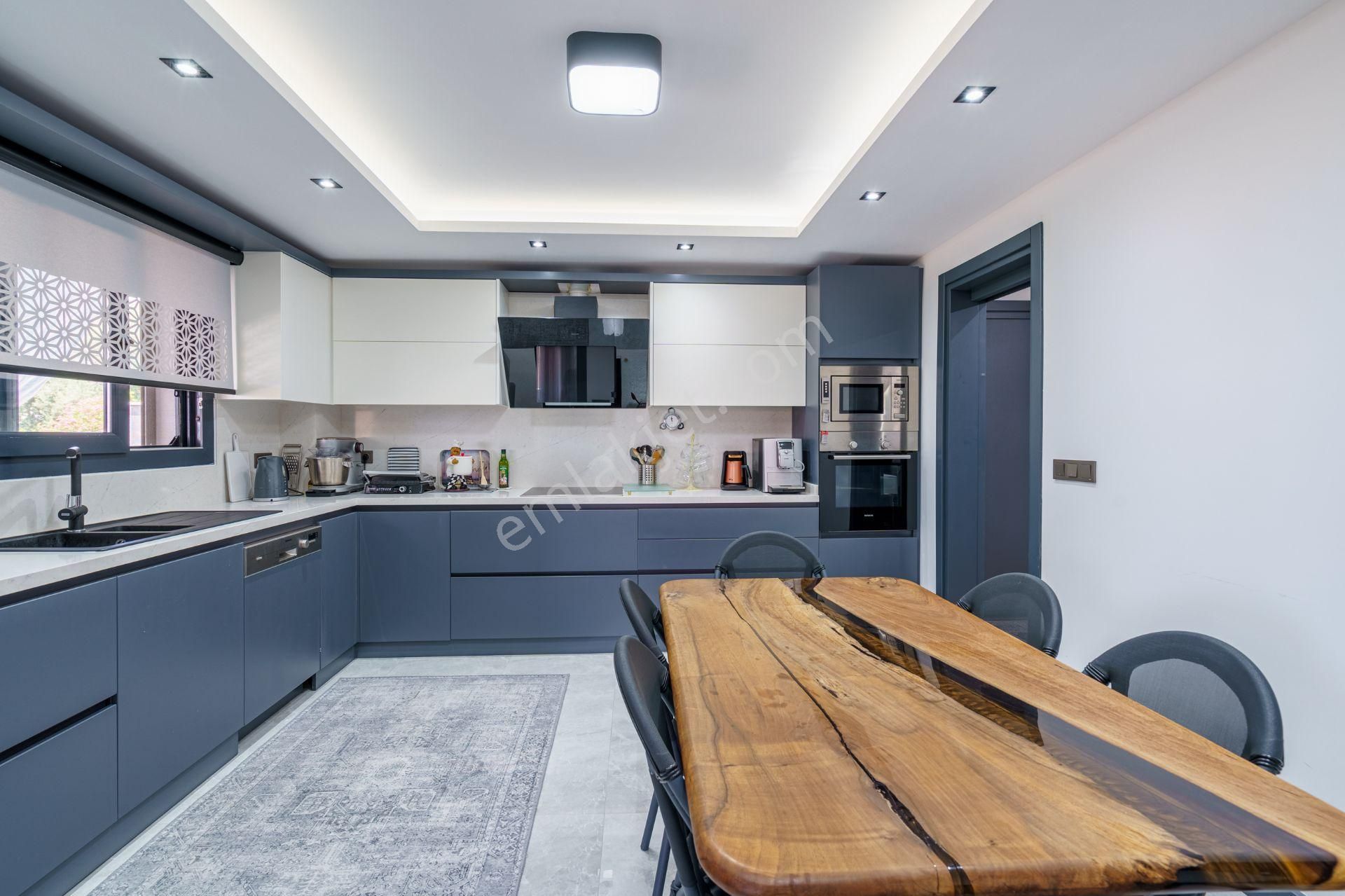 Kuşadası Marina Bölgesinde Panoramik Deniz Manzaralı Villa - Görsel 13