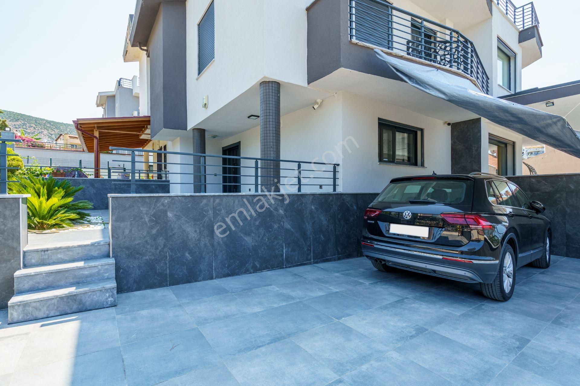 Kuşadası Marina Bölgesinde Panoramik Deniz Manzaralı Villa - Görsel 35