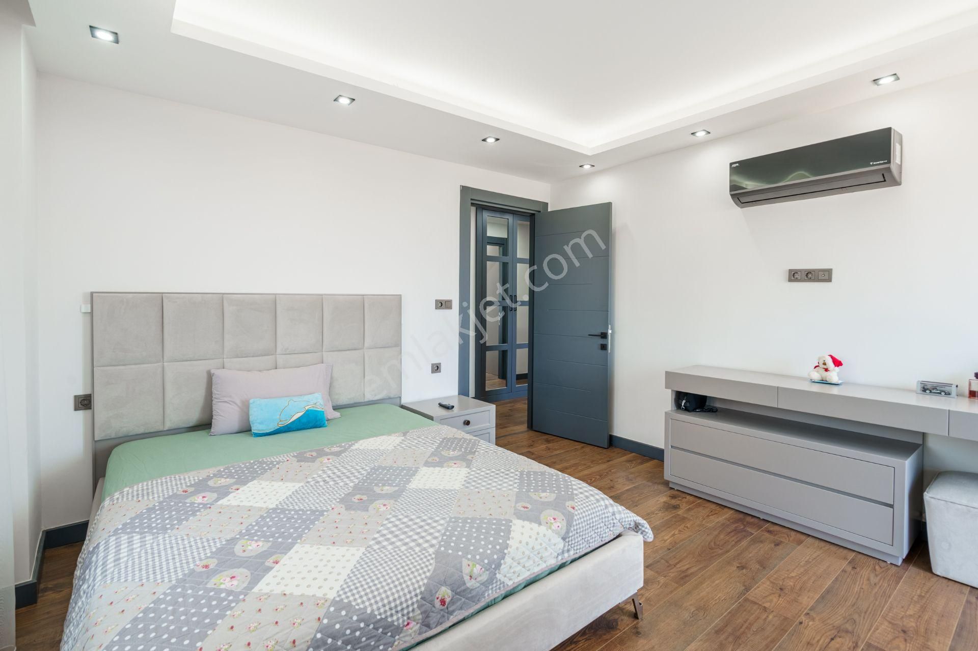 Kuşadası Marina Bölgesinde Panoramik Deniz Manzaralı Villa - Görsel 21