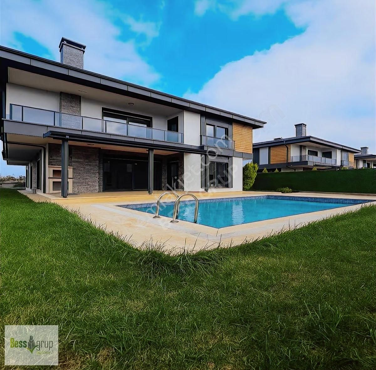 Havuzlu Güvenlikli Site E5'e 5 Dakika Uzaklıkta Satılık Villa...