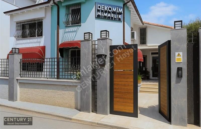 Torbalı Ertuğrul'da Geniş Bahçeli Lüks Villa-ticari Uygun