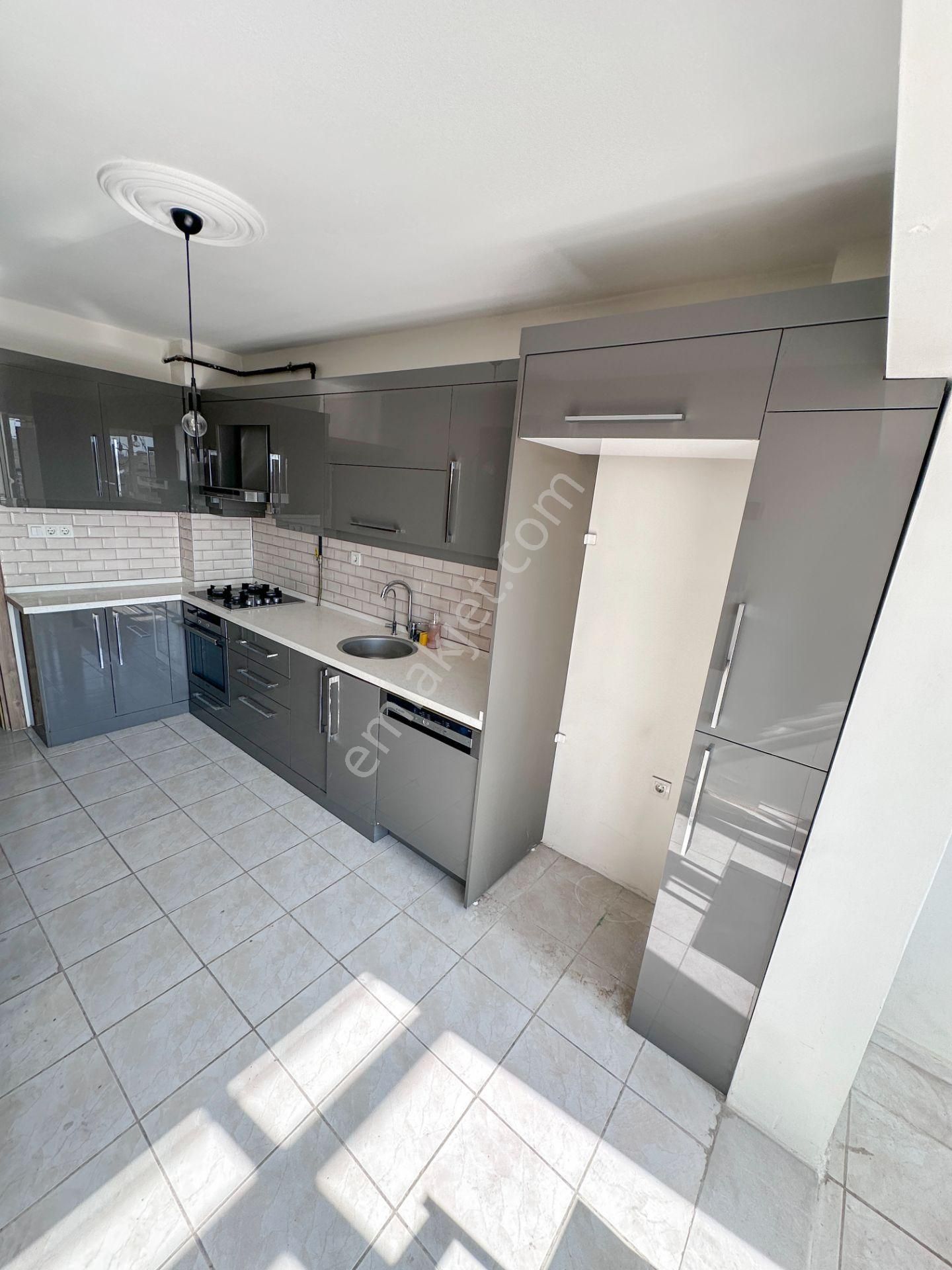 Mert Uçar'dan Kiralık Karşıyaka Da Boş Ara Kat Daire - Görsel 8