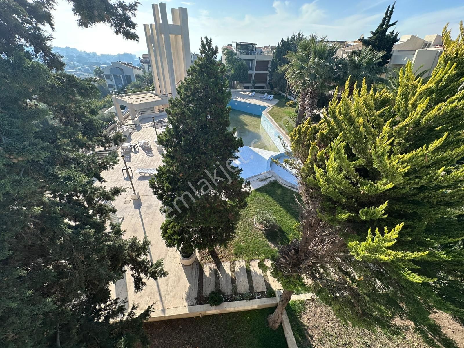 Kuşadası Kadınlar Denizi Plaja 300m Havuzlu Site 4+1 Doğalgazlı Manzaralı Satılık Villa