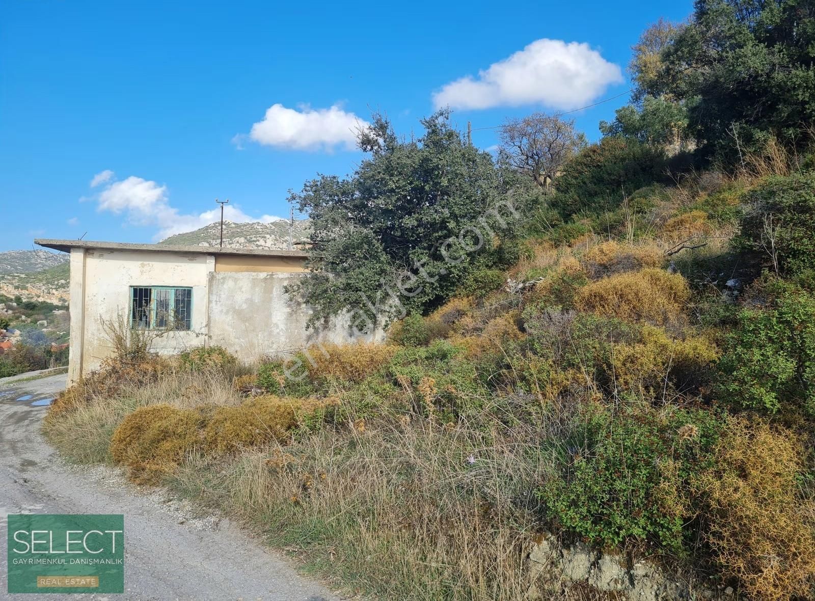 Marmaris Söğüt Köyünde İçinde Ev Olan 904 M² Tarla