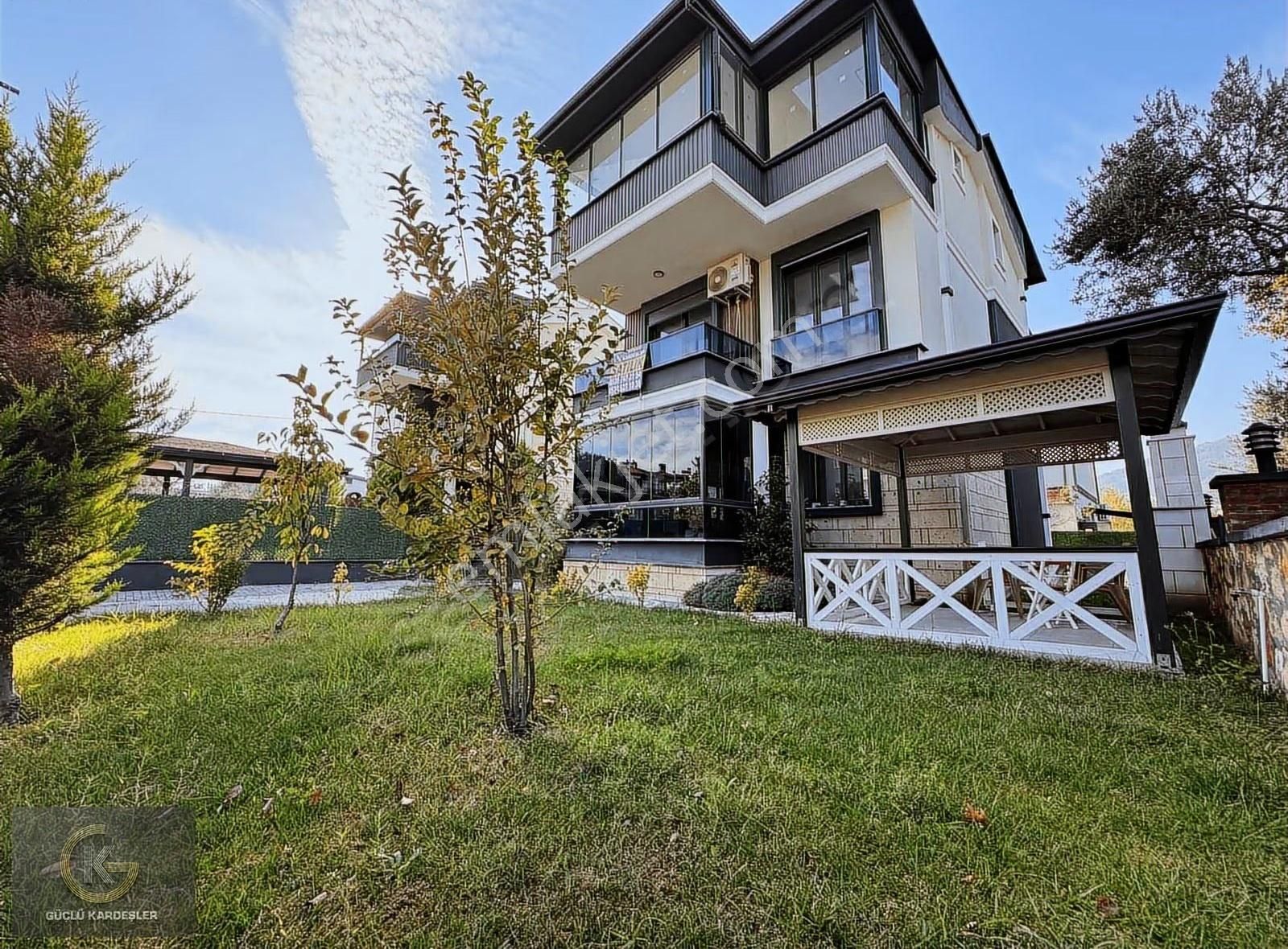 Güçlü Kardeşler Altınoluk Merkezde 4+1 Tam Müstakil Lüks Villa