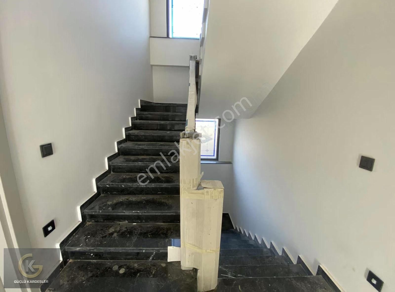 Güçlü Kardeşler 650m2 Arsa İçerisinde Özel Tasarım Lüks Villa - Görsel 17
