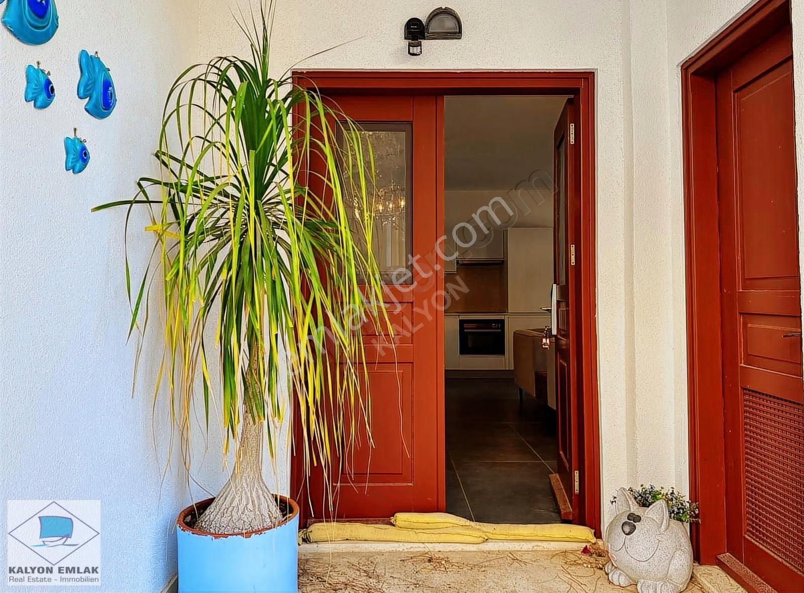 Çeşme Ayasaranda'da Satılık Denize Sıfır Residance Bahçeli Daire - Görsel 2