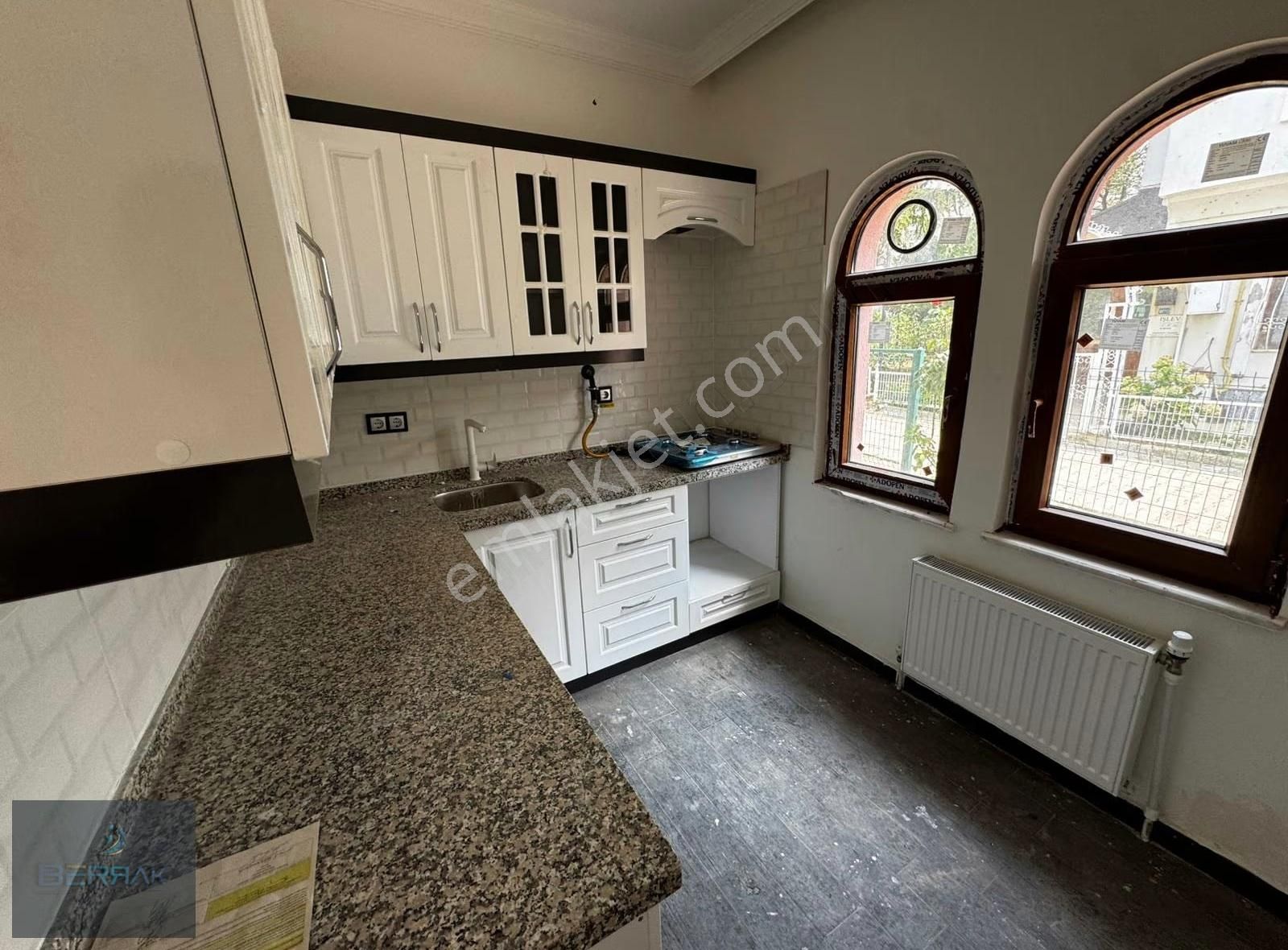 Site İçinde Geniş Teras Ve Bahçeli Barbekülü 4+1 Triplex Villa - Görsel 2