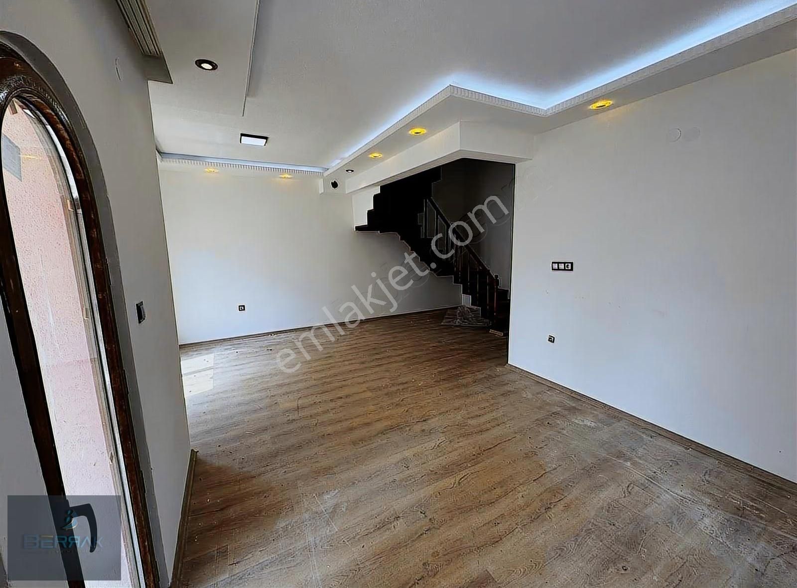 Site İçinde Geniş Teras Ve Bahçeli Barbekülü 4+1 Triplex Villa - Görsel 3