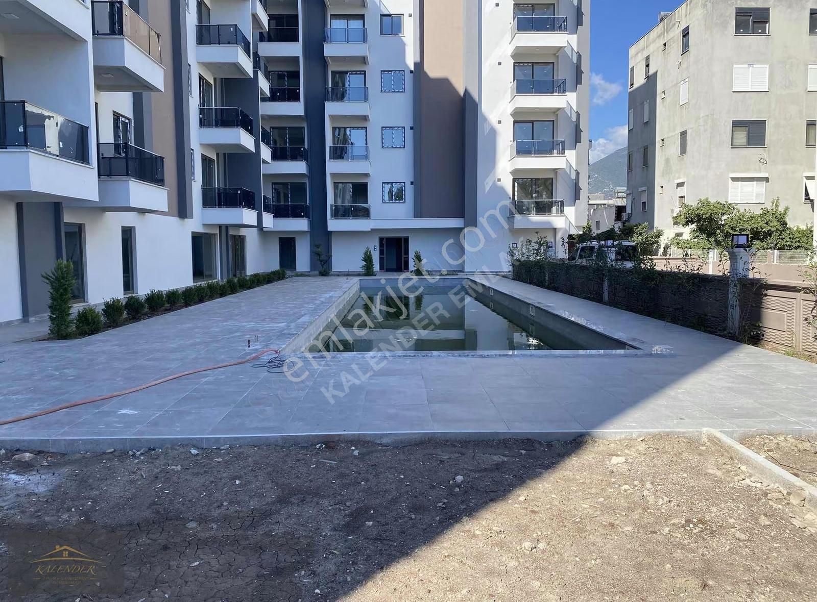 Finike Kum Mahallesinde Havuzlu Site İçersinde 1+1 Satılık Daire