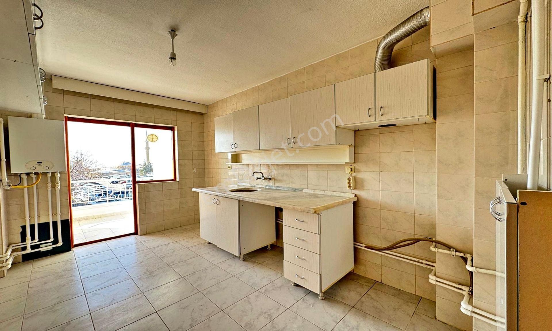 Sanatoryum Hastanesi Karşısında Merkezi Konumda Katta 3+1 Kiralık Daire