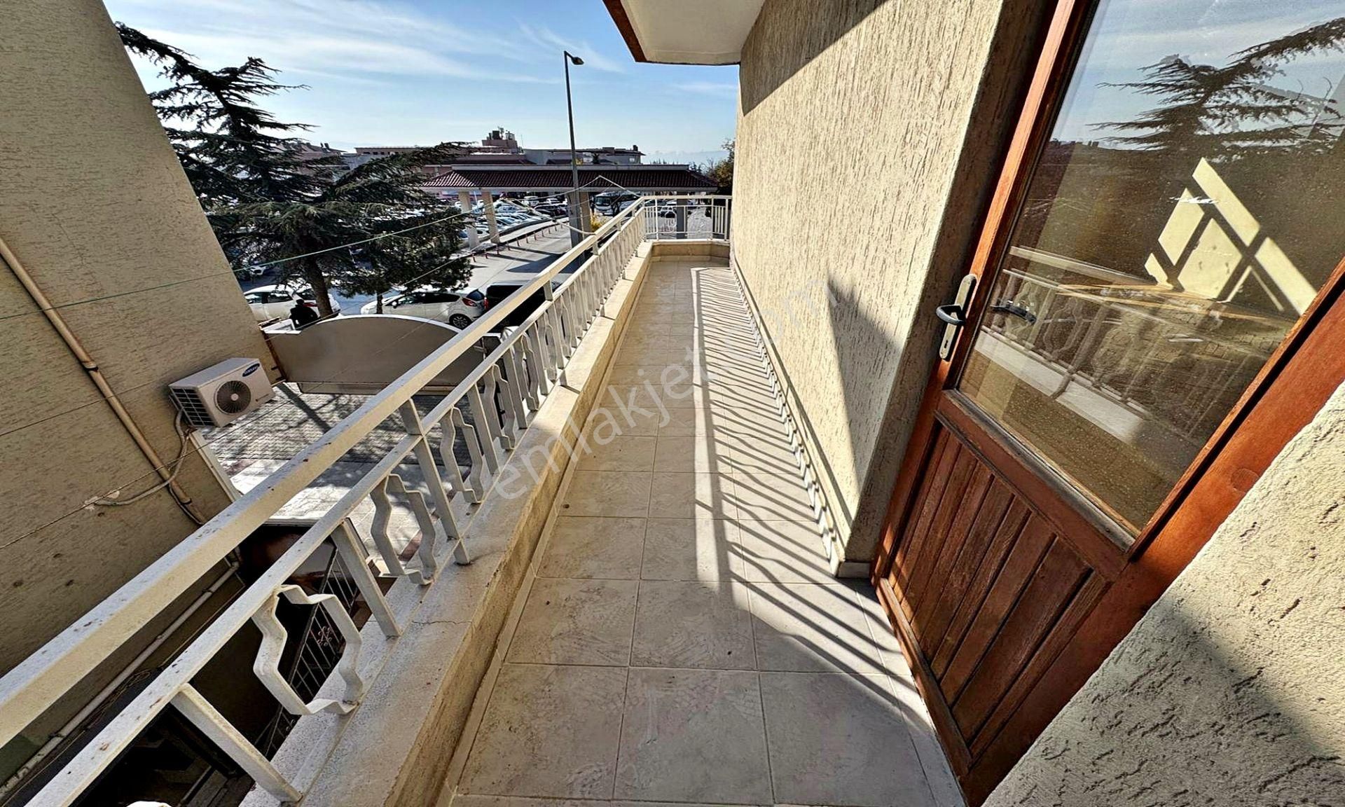 Sanatoryum Hastanesi Karşısında Merkezi Konumda Katta 3+1 Kiralık Daire - Görsel 9