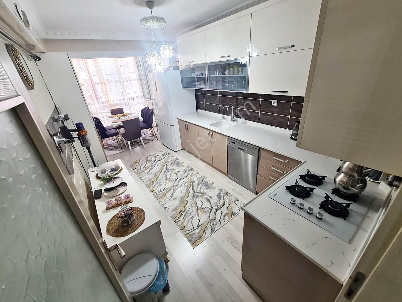 Sancaktepe Göbekte Pazar Yakını Arakat Geniş 4+1 Satılık Daire