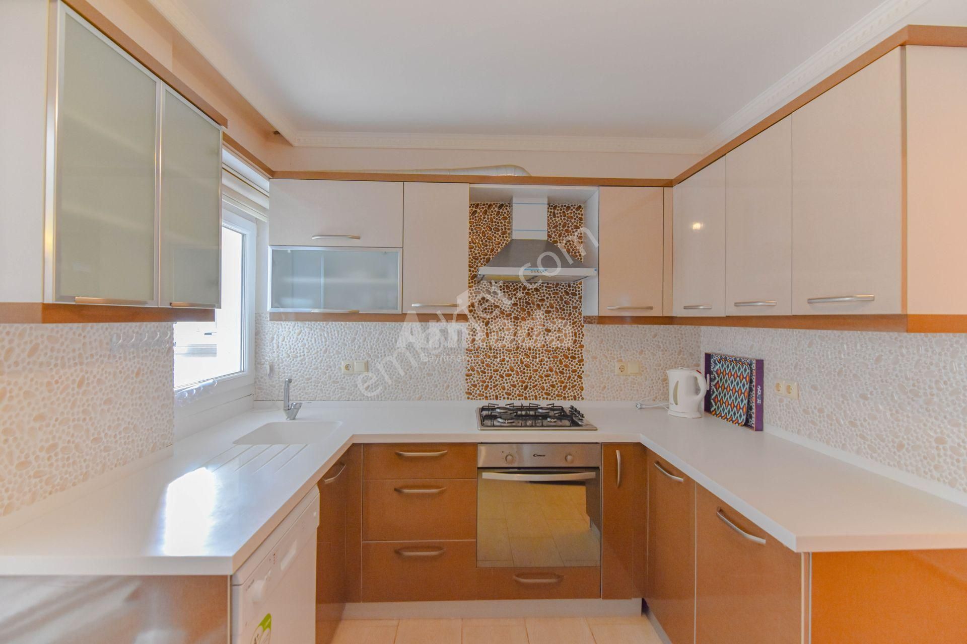 Kuşadası'nda Kat Bahçeli Deniz Manzaralı Özel 3+1 Daire - Görsel 13