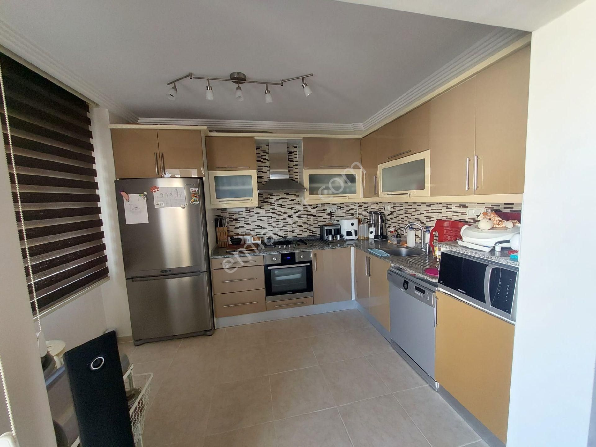 Kuşadası Ege Mahallesinde Havuzlu Doğalgazlı Sitede Satılık 3+1 150 M2 Daire - Görsel 13