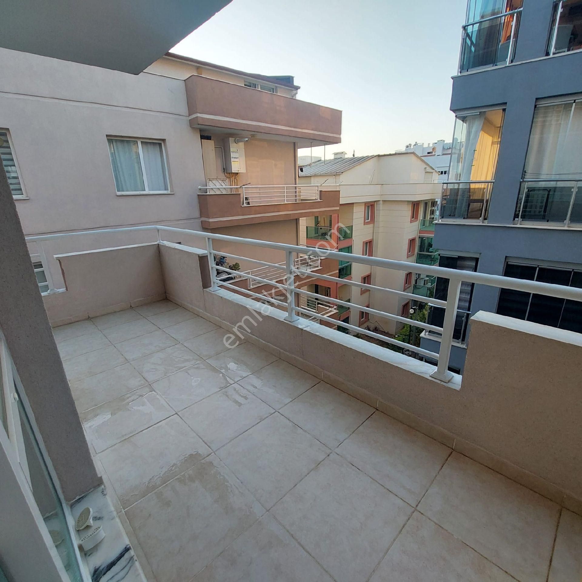 Kuşadası Ege Mahallesinde Havuzlu Doğalgazlı Sitede Satılık 3+1 150 M2 Daire - Görsel 5