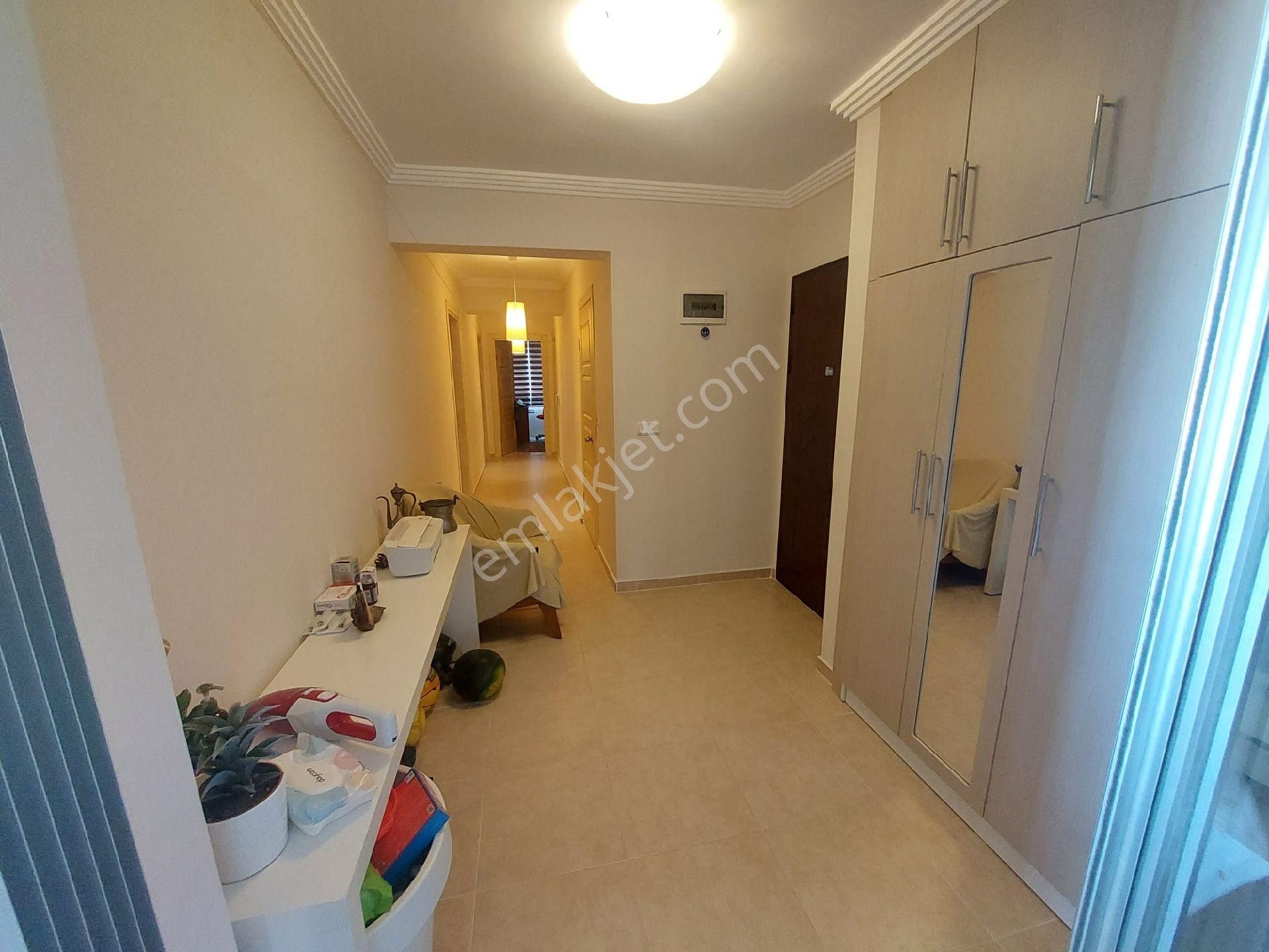 Kuşadası Ege Mahallesinde Havuzlu Doğalgazlı Sitede Satılık 3+1 150 M2 Daire - Görsel 17