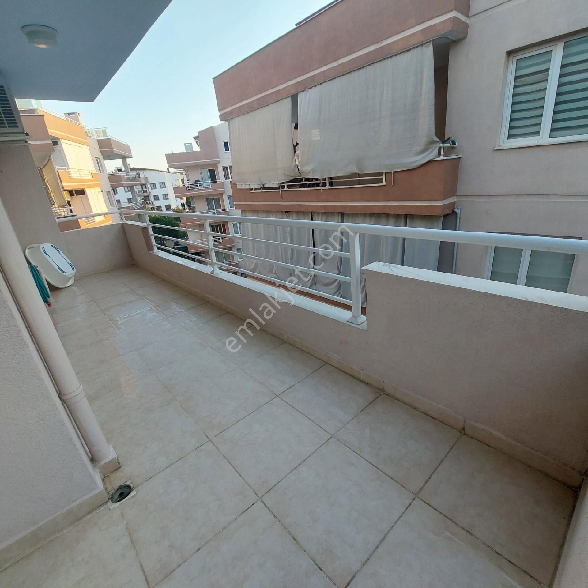 Kuşadası Ege Mahallesinde Havuzlu Doğalgazlı Sitede Satılık 3+1 150 M2 Daire - Görsel 4