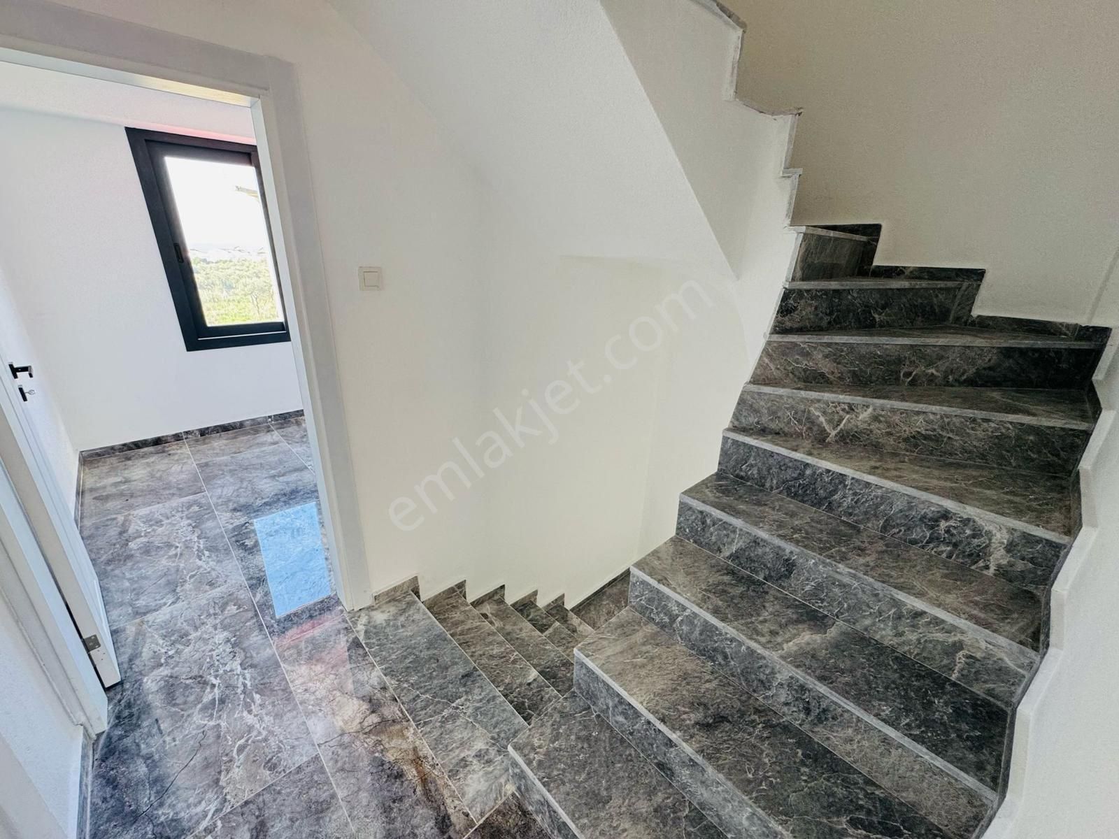 Zirve Gayrimenkul'den Denize 200 Mt Köşe Konumda Bahçeli Mustakil Girişli 4+1 Villa - Görsel 19