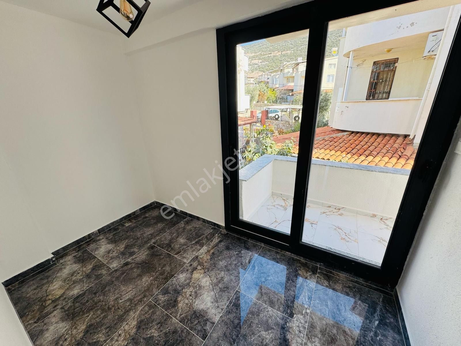 Zirve Gayrimenkul'den Denize 200 Mt Köşe Konumda Bahçeli Mustakil Girişli 4+1 Villa - Görsel 20