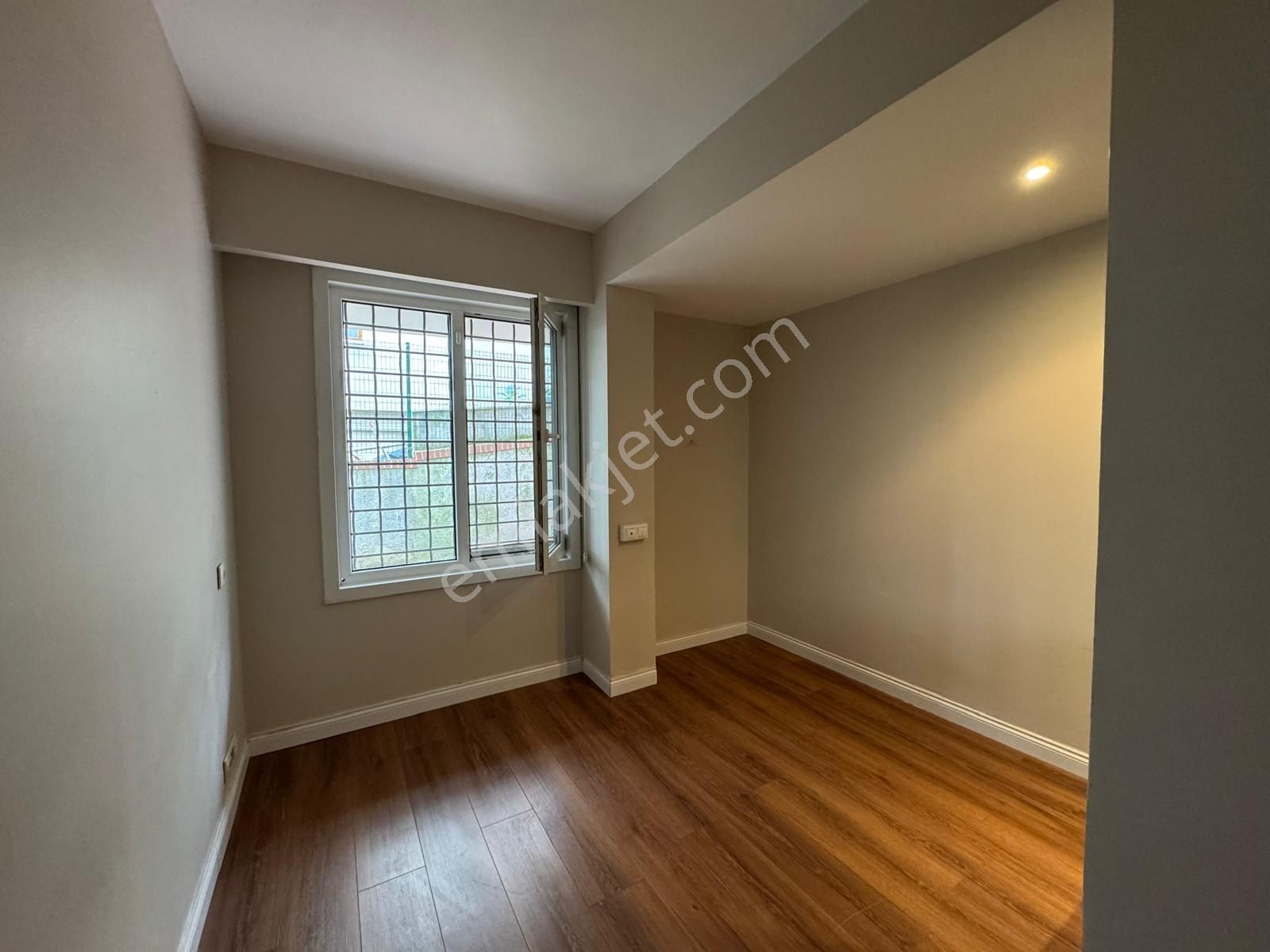 Çengelköy 'de Boğaz Manzaralı 2+1 Bahçe Katı Kiralık Daire - Görsel 32