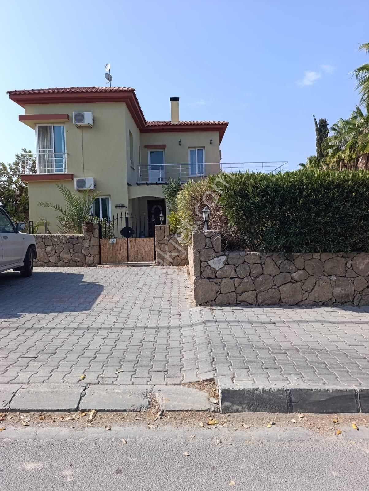 Satılık – Lüks Sahıle Yakın 4+1 Vılla Kktc Karşıyaka - Görsel 2