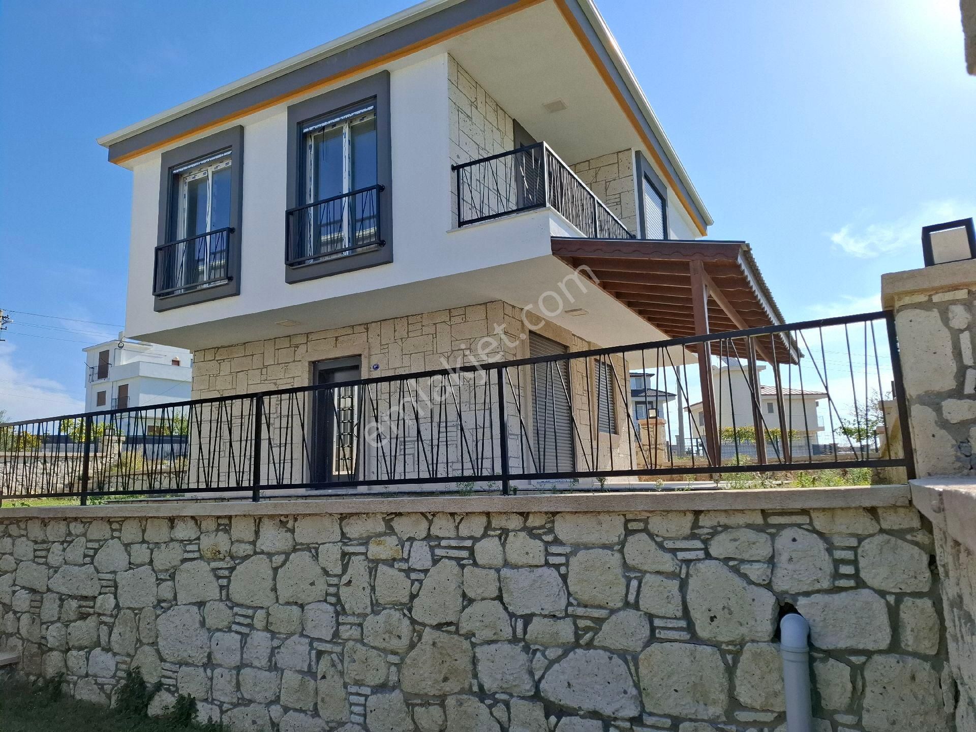 Rw Akar'dan Akarca'da Havuzlu Sitede Müstakil 3+1 Villa - Görsel 2