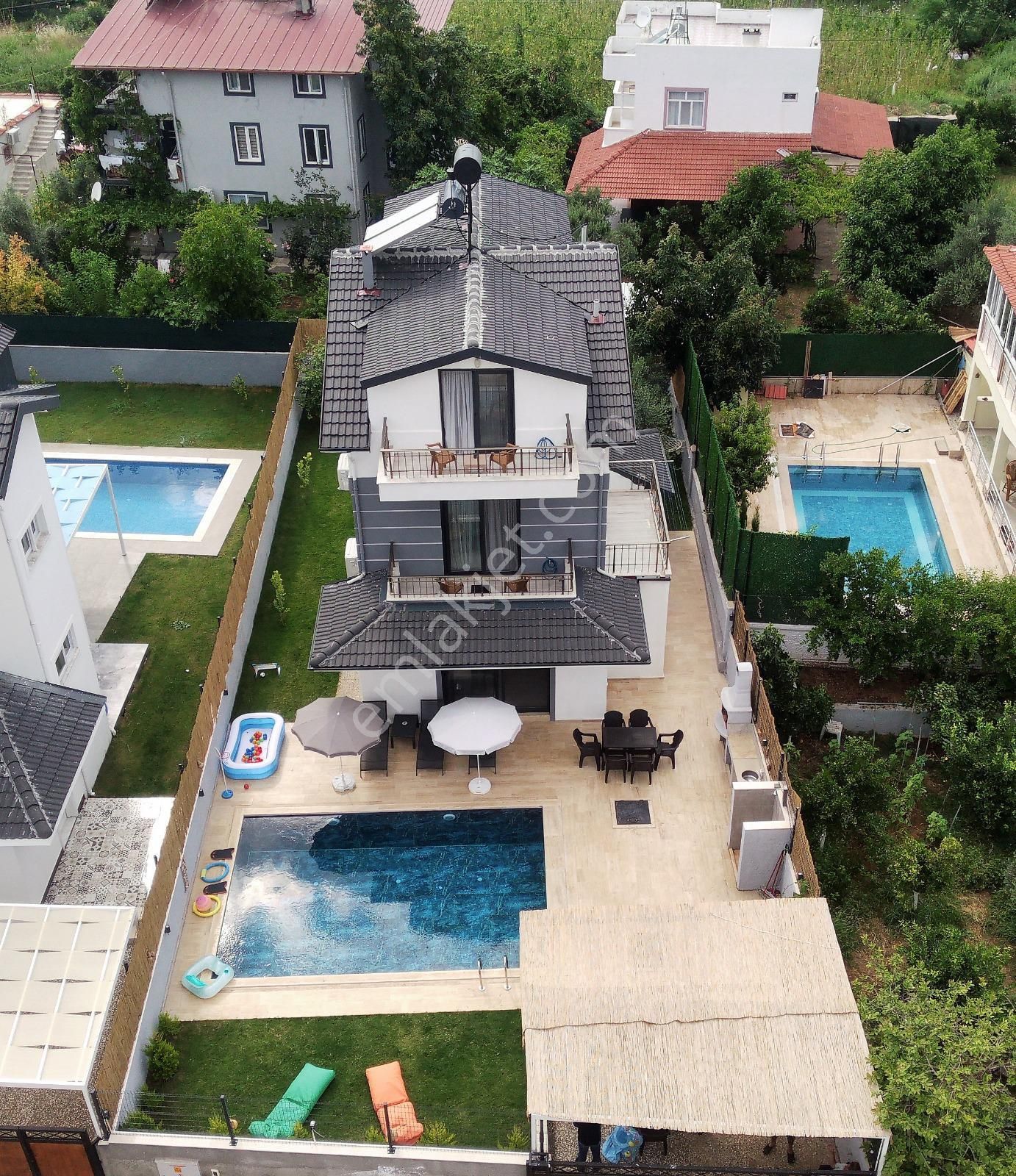 Goldhouse Dan Satılık Çiftlik Mahallesi Nde Site İçinde 4+1 Villa