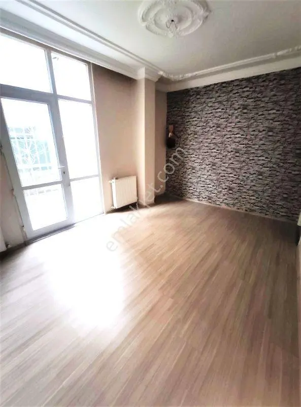 Eyüp Rami Yeni Mh. 2+1 / 80m2 / 10-15 Yıllık Bina / Bahçeli / Kredili / Kot 2 Daire