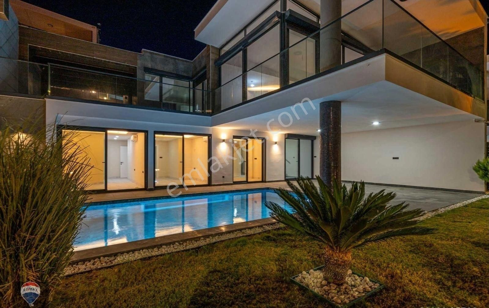 Kuşadası Marinada Deniz Manzaralı Özel Havuzlu Yeni Yapım Lüks Villalar - Görsel 14