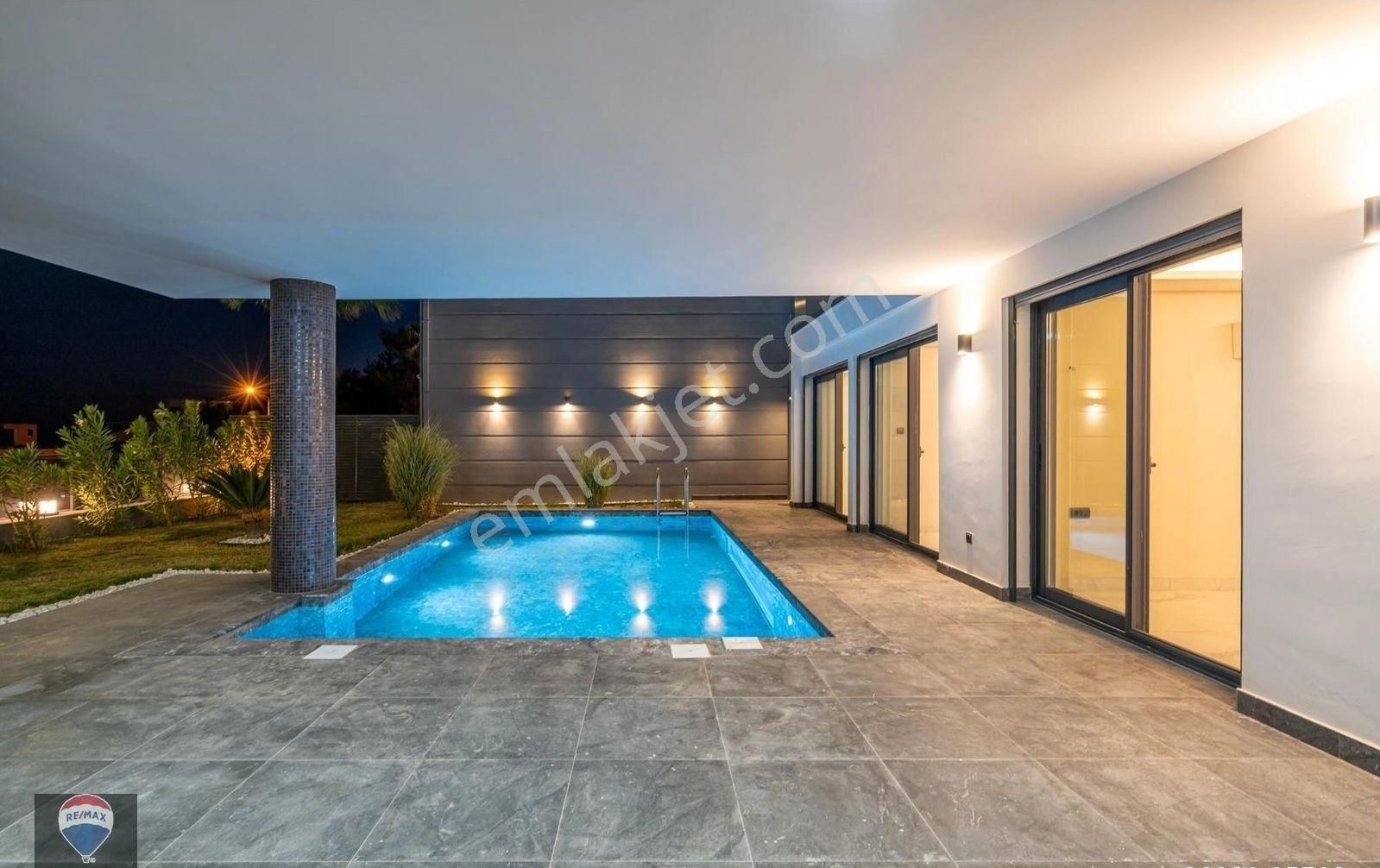 Kuşadası Marinada Deniz Manzaralı Özel Havuzlu Yeni Yapım Lüks Villalar - Görsel 12