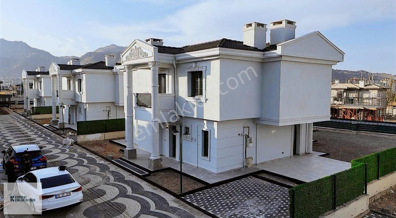 Emlak Ofisimden Altınoluk Şehzade Villalarında 5+1 Lüks Villa