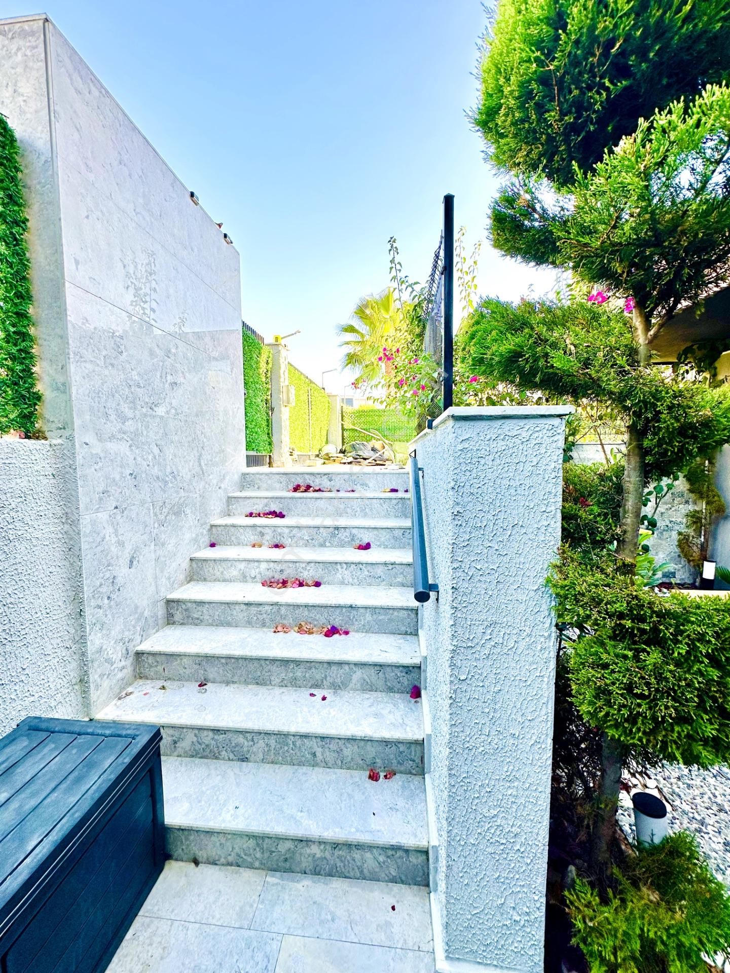 Kadınlar Denizinde Denize 900m Bakımlı Yeni 3+1 Villa Satılık - Görsel 8