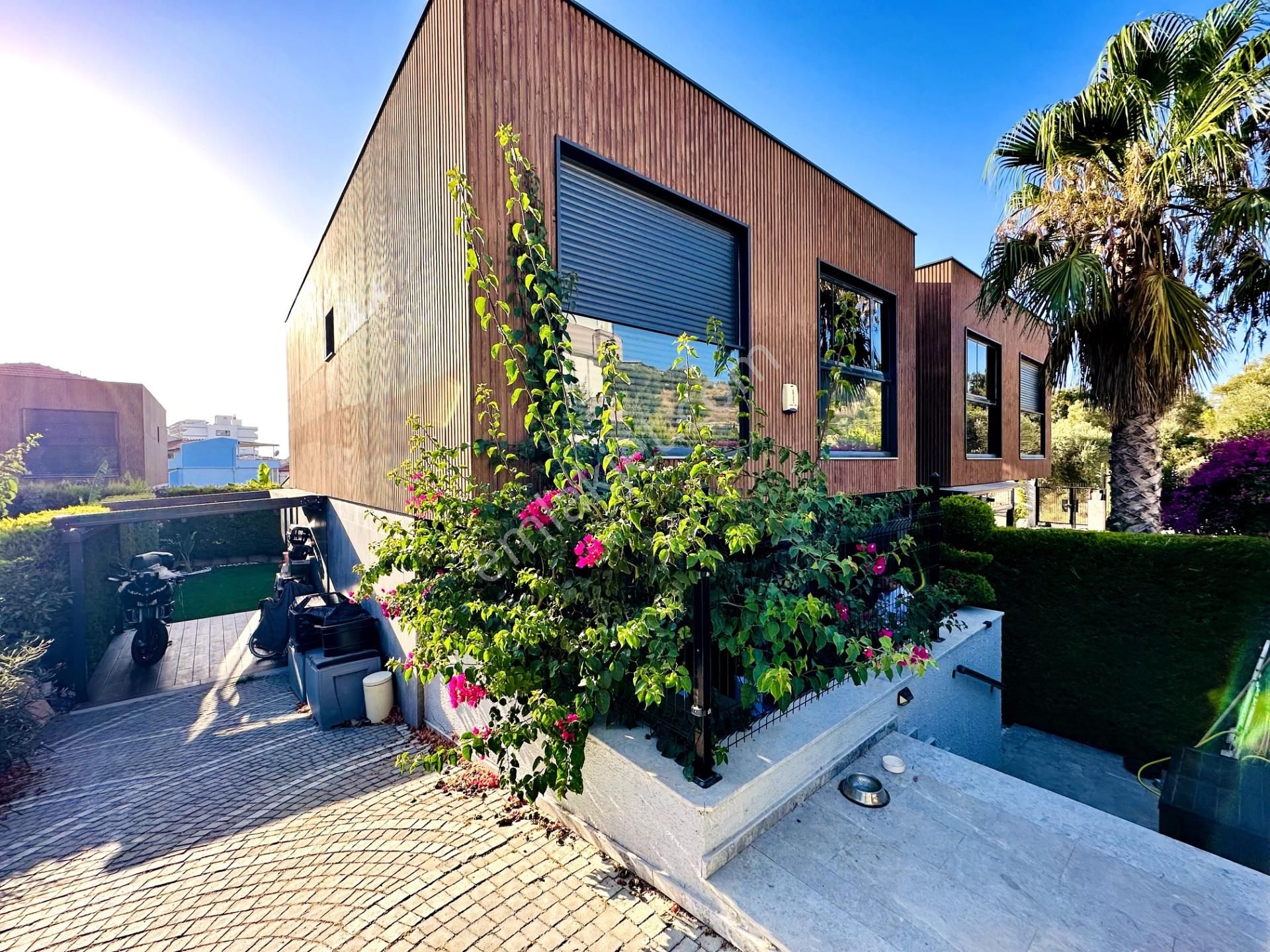 Kadınlar Denizinde Denize 900m Bakımlı Yeni 3+1 Villa Satılık