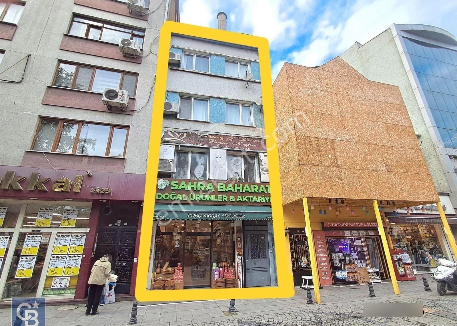 Satılık Bina. Fatih - Şehremini Büyük Saray Meydanında, Meydan Cepheli. Fırsat!