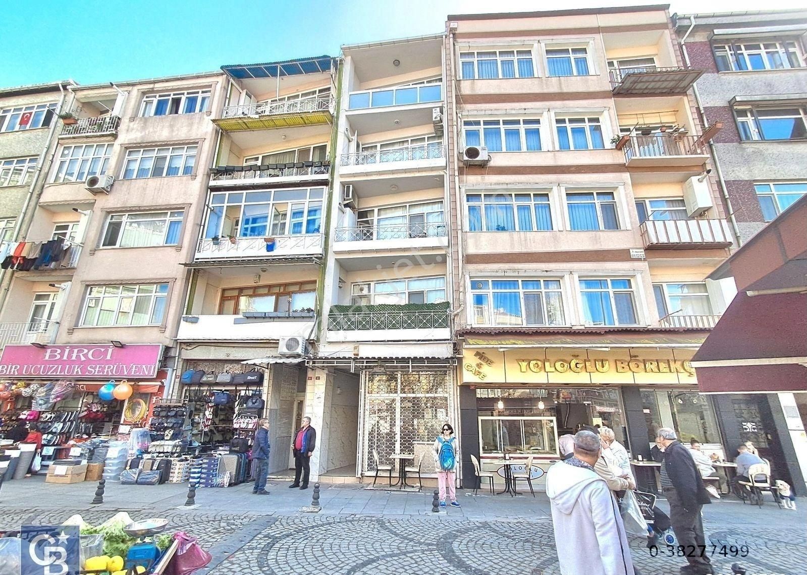 Fatih / Şehremini. Küçük Saray Meydanında, Meydan Cepheli Satılık Bina!