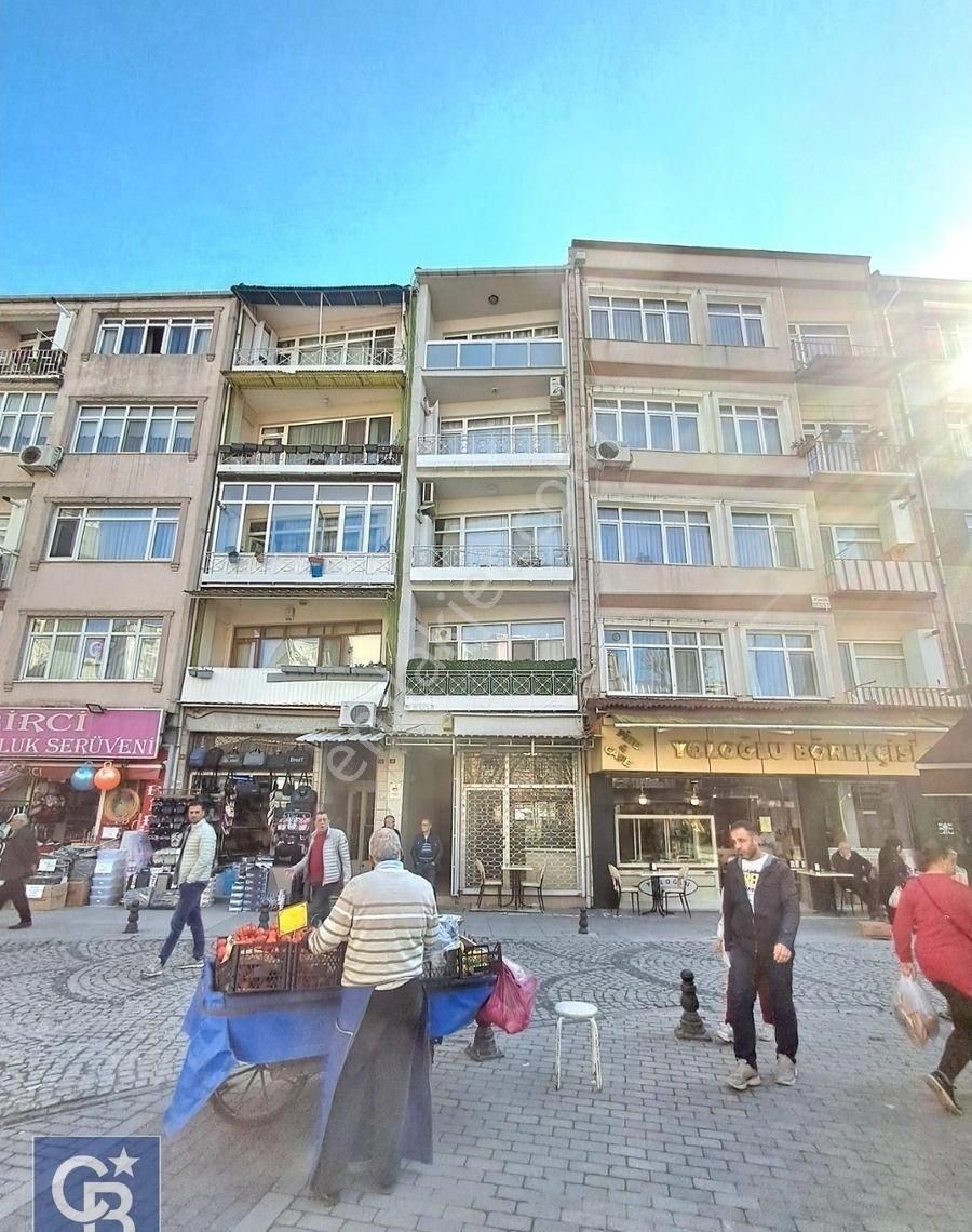 Fatih / Şehremini. Küçük Saray Meydanında, Meydan Cepheli Satılık Bina! - Görsel 9