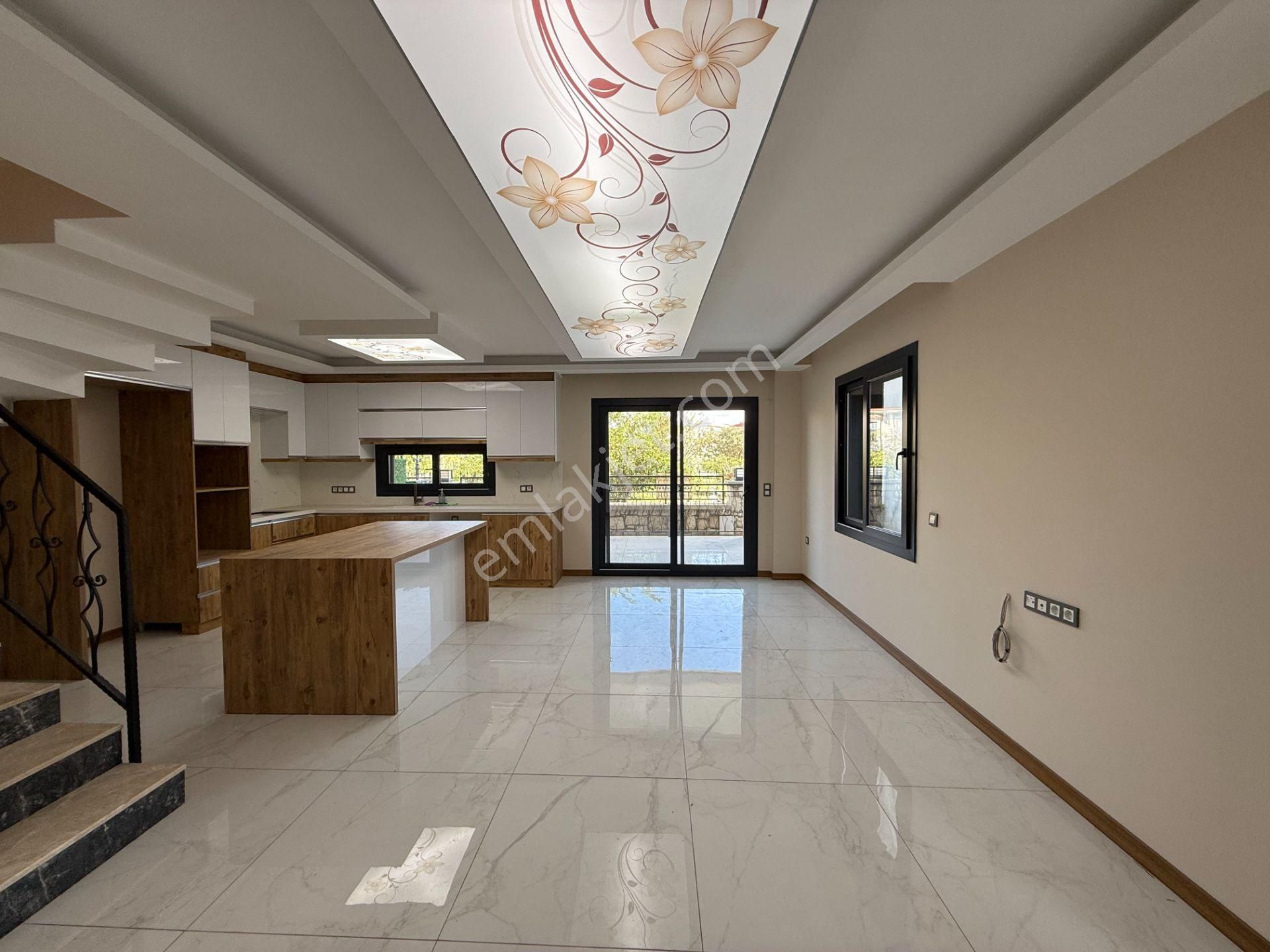 Seferihisar Hıdırlık Mahallesinde Yatırıma Ve Oturuma Uygun 3+1 Villa - Görsel 1