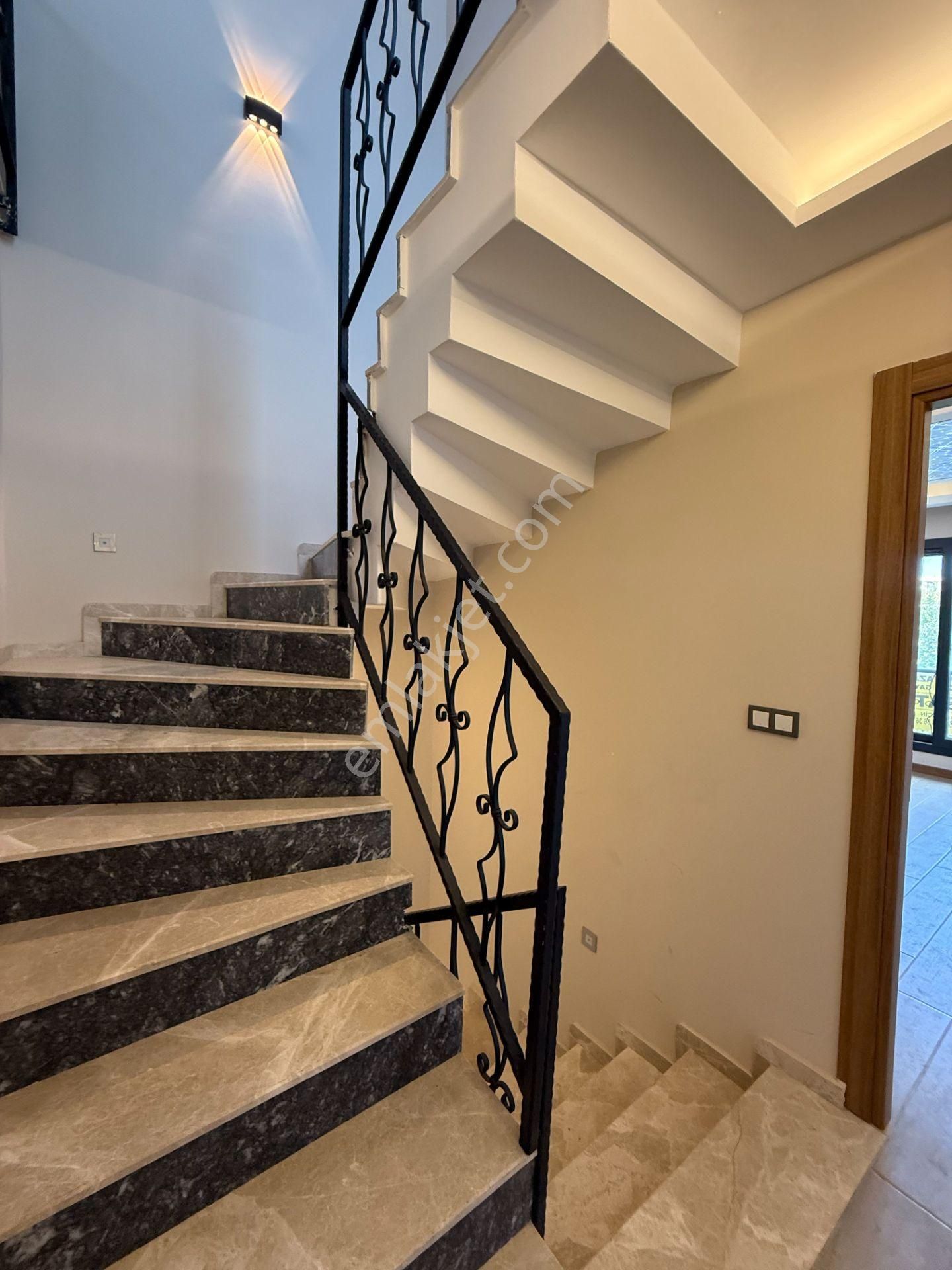 Seferihisar Hıdırlık Mahallesinde Yatırıma Ve Oturuma Uygun 3+1 Villa - Görsel 14